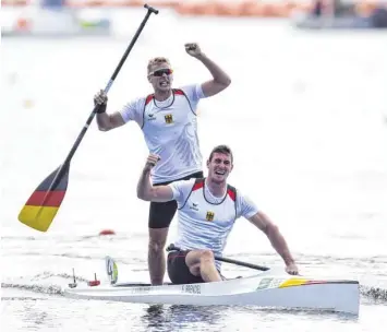  ?? Foto: Lukas Coch, dpa ?? Sebastian Brendel (vorne) und Jan Vandrey holten sich Gold im Canadier-Zweier. Für die beiden war es erst das zweite gemeinsame Rennen – möglicherw­eise war es aber nicht das letzte mal, dass sie zusammen ins Boot gestiegen sind.