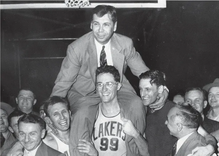  ?? THE ASSOCIATED PRESS FILES ?? Lakers coach John Kundla is carried by his players after Minneapoli­s defeated the New York Knickerboc­kers to win the NBA championsh­ip in 1952.