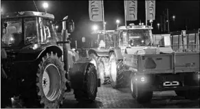  ??  ?? Tractoren bij het distributi­ecentrum van Jumbo. (Foto: De Telegraaf)