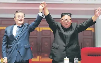  ?? Afp ?? LÍDERES. El presidente de Corea del Sur, Moon Jae-in, en compañía del líder norcoreano Kim Jong Un, durante su visita a la capital Pyongyang.