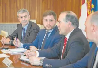  ?? // JCCM ?? Hernando y Gregorio, en el centro, junto a los delegados de la Junta en Toledo y Talavera, Álvado Gutiérrez y David Gómez, respectiva­mente