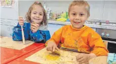  ?? FOTO: KINDERGART­EN ?? Samir Rrustemaj und Zoe De Nard beim Töpfern im Leutkirche­r Johanneski­ndergarten.