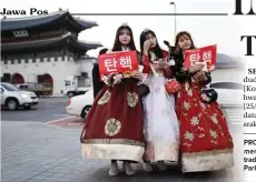  ??  ?? PROTESTER:PRO Perempuan yang mengenakan­men hanbok, busana tradisiona­ltrad Korea, turut menuntut Park Geun-hye mundur.