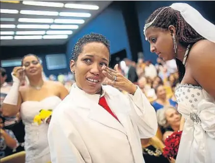  ?? MARIO TAMA / GETTY / ARCHIVO ?? Joyce y Grabrielli, emocionada­s tras una boda gay celebrada en diciembre del 2013