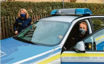  ?? Foto: Christof Paulus ?? Tanja Donderer und Markus Seel arbeiten für die Nördlinger Polizei. Zu ihren üblichen Diensten kommt gerade die sogenannte „Corona‰Streife“hinzu, bei der sie speziell dafür verantwort­lich sind, die Maßnahmen zu überwachen.
