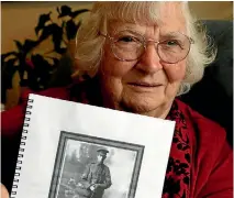  ?? PHOTO: MARTIN DE RUYTER/NELSON MAIL ?? Margaret Kearns of Stoke, Nelson with a copy of her father Hartley Palmer’s diary.