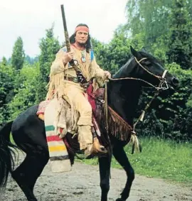  ?? Peter Bischoff / Getty ?? L’actor Pierre Brice com a Winnetou el 1999 a Bad Segeberg