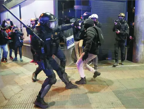  ?? EFE ?? Los Mossos en una de las protestas de este fin de semana que ha derivado en saqueos