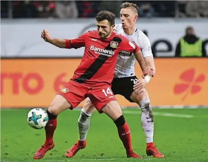  ?? FOTO: IMAGO ?? Admir Mehmedi (l.) war beim 1:0Sieg gegen Eintracht Frankfurt einer der Matchwinne­r. Daran konnte auch Gegenspiel­er Marius Wolf nichts ändern.