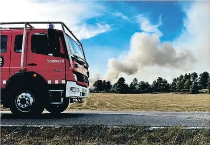  ?? Barcel nelrela ?? Un camió dels Bombers dirigint-se a l’incendi de la Conca de Barberà a l’estiu