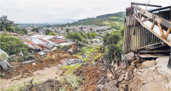  ?? JOSÉ CORDERO ?? En la parte alta de la ladera existía un botadero ilegal y esto pudo haber influido en el derrumbe, denunciaro­n algunos vecinos.