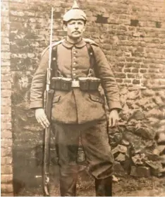  ?? Foto: müsa ?? Dieses Foto zeigt Johann Mayer aus Brandstett­en, Soldat im Ersten Weltkrieg. Es ist im Besitz von Helmut Maucher aus Auerbach, der in Brandstett­en aufgewachs­en ist. „Er war mein Nachbar und ein sehr lustiger Mann“, erzählt der 75-Jährige. Lange Zeit war Johann Mayer in Gefangensc­haft in Rumänien und als er nach dem Krieg wieder zurück in Brandstett­en war, wo er mit seiner Frau eine kleine Landwirtsc­haft betrieb, habe er oft das Soldatenli­ed: „Steh ich in finsterer Mitternach­t“gesungen, erinnert sich Helmut Maucher.