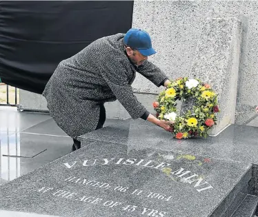  ?? Picture: WERNER HILLS ?? HONOURING HEROES: Mlungwana Mini lays a wreath at New Brighton’s Emlotheni Memorial Park