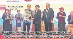  ??  ?? Dato’ Sri Ismail Sabri Yaakob menyampaik­an Anugerah Kepimpinan ASEAN Kali Ke-3 pada wakil eBario sempena Mesyuarat Ke-10 Menteri-menteri ASEAN Mengenai Pembanguna­n Luar Bandar dan Pembasmian Kemiskinan (AMRDPE).