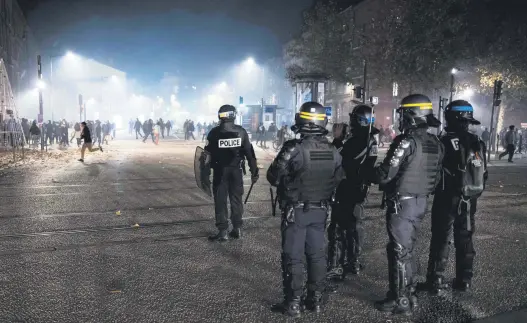  ??  ?? Police officers use tear gas during clashes with demonstrat­ors, in Toulouse, southern France, Nov. 26, 2020. (AFP Photo)