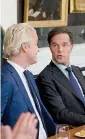  ??  ?? Vincitore e vinto. Il premier Mark Rutte (a destra) con Geert Wilders