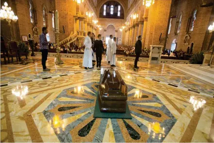  ?? FOTO DONALDO ZULUAGA ?? En Catedral Basílica Metropolit­ana se recibieron los restos mortales del cardenal Alfonso López Trujillo. Obispos, diáconos, seminarist­as y religiosas le rindieron homenaje.