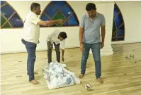  ?? — SUPPLIED PHOTO ?? Vignesh, Suresh, Sriraj prepare iftar spreads in Deira’s Naif area.