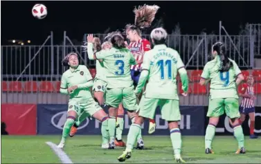  ??  ?? TESTARAZO. Aleixandri marca de cabeza a pase de Amanda ante la mirada de las jugadoras del Levante.