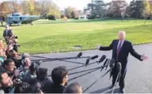  ?? EFE ?? Prensa. El presidente de los Estados Unidos, Donald J. Trump, habla con los medios de comunicaci­ón previo a partir con su familia en el Marine One, en el jardín sur de la Casa Blanca.