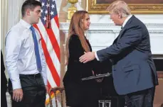  ?? FOTO: DPA ?? US-Präsident Donald Trump beim Treffen mit Schülern, Angehörige­n, Lehrern und Studentenv­ertretern nach dem Schulmassa­ker in Florida.