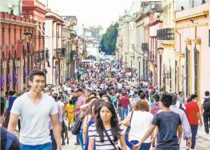  ??  ?? El corredor turístico de la capital oaxaqueña, por donde fue capturado el presunto delincuent­e.