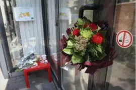  ?? FOTO KH ?? Aan het ACV-kantoor werden bloemen neergelegd voor Sara.