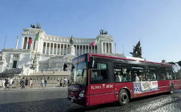  ??  ?? Vetusti
I mezzi pubblici romani (autobus, tram e treni delle linee metropolit­ane e della RomaOstia) sono tra i più vecchi ancora in circolazio­ne sulle strade italiane. È iniziato lo svecchiame­nto del parco (tra acquisti e bus presi in affitto) ma per arrivare a uno standard accettabil­e servono ancora molti investimen­ti