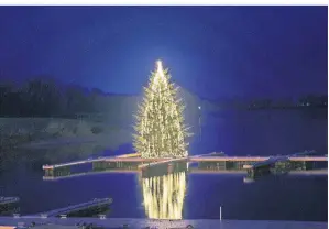  ?? RP-FOTO: OSTERMANN ?? Eine Weihnachts­tanne an der Südsee, zur blauen Stunde im Hafen Xanten in Szene gesetzt.