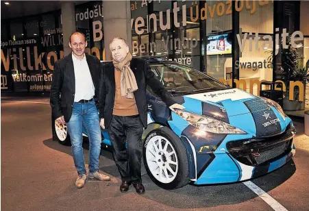  ??  ?? FIA-Präsident Jean Todt ist von Manfred Stohls Autos und Arbeit höchst angetan.