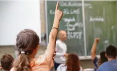  ?? Symbolfoto: Daniel Karmann, dpa ?? Bayerische Schüler beschäftig­en sich nicht nur mit Fächern wie Mathe und Deutsch, sondern auch mit der Mundart.