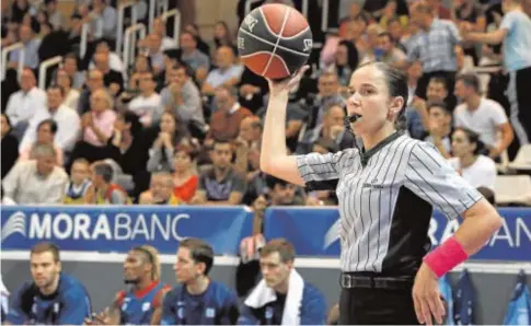  ?? EFE ?? La extremeña Esperanza Mendoza, única mujer que actualment­e arbitra en la Liga Endesa