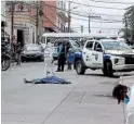  ?? FOTO: EL HERALDO ?? El cuerpo del jovencito quedó tirado en la calle.