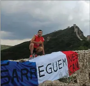  ??  ?? Même sur la muraille de Chine, Cédric Schramm ramène sa bannière.