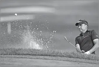  ?? DAVID DERMER/AP PHOTO ?? Ian Poulter watches a shot from the bunker on the ninth hole during the first round of the Bridgeston­e Invitation­al on Thursday at Firestone Country Club in Akron, Ohio.