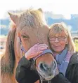  ?? FOTO: STOFFEL ?? Gnadenhofl­eiterin Renate Zolopa mit Fjordpferd Joschi.