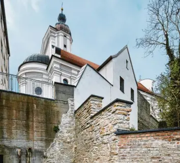  ?? Fotos: Staatliche­s Bauamt ?? Die Kirche St. Peter in der Neuburger Altstadt wurde aufwendig renoviert. Am Tag des Offenen Denkmals können sich Besuche‰ rinnen und Besucher von dem Ergebnis der Sanierunge­n überzeugen.