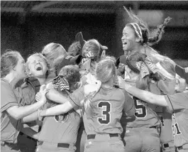  ?? HOBIE HILER/ORLANDO SENTINEL PHOTOS ?? West Orange celebrates winning its second consecutiv­e softball state championsh­ip at Dodgertown in Vero Beach on May 20, 2017.