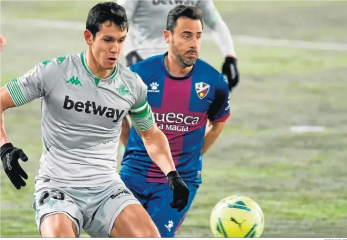  ?? JAVIER BLASCO / EFE ?? El bético Mandi, que acabaría logrando el 0-1, ataca la pelota ante el local Pedro López.