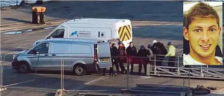  ?? AFP PIC ?? A body recovered from the wreckage of a plane carrying Emiliano Sala (inset) is taken off the Geo Ocean III at Weymouth harbour yesterday.