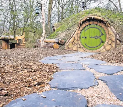  ?? FOTO: CAMPINGPLA­TZ GEVERSDUIN ?? Wohnen wie ein Hobbit: Auf dem Campingpla­tz in Geversduin im Norden Hollands stehen Behausunge­n, die halb in einen Hügel gebaut wurden. Im Inneren gibt es Badezimmer, Küche und Doppelbett.