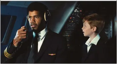  ?? ?? Solomon Hughes is digitally inserted into Kareem Abdul-Jabbar’s Roger Murdoch role in Airplane (1980) in “Winning Time: The Rise of the Lakers Dynasty.”