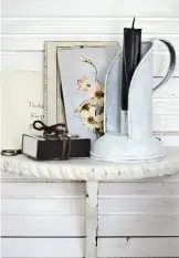  ??  ?? Erst die Accessoire­s verleihen dem Zuhause sein besonderes Flair. Ein Kerzenleuc­hter aus Metall verströmt Shabby Chic-Charme.