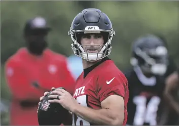  ?? AP PHOTO/JOHN BAZEMORE ?? Atlanta Falcons quarterbac­k Kirk Cousins throws a pass during an NFL football practice on Monday in Flowery Branch, Ga.