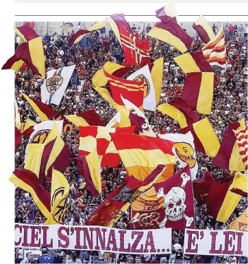  ?? ANSA ?? Il tifo gialloross­o in curva Sud nel derby d’andata...