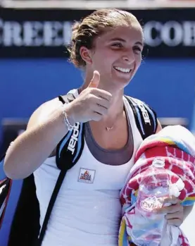  ?? (Lapresse) ?? Sara Errani, 24 anni, saluta il pubblico dopo aver eliminato la cinese Jie Zheng