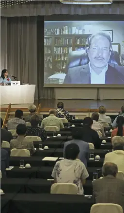  ?? The Yomiuri Shimbun ?? Michael Jonathan Green gives a keynote lecture remotely during a Yomiuri Shimbun symposium on Okinawa in Naha on Tuesday.