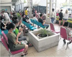  ?? ARNUN CHONMAHATR­AKOOL ?? People queue for a Covid-19 test at the parking lot of Kasemrad Hospital in Bang Khae, a designated testing area.