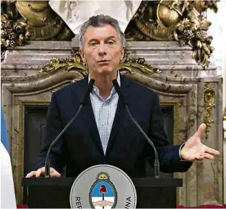  ?? AFP ?? O presidente da Argentina, Mauricio Macri, anuncia que país busca ajuda no FMI Rombo nas contas externas é crescente... ...Assim como o das contas públicas