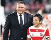  ?? PHOTO: GETTY IMAGES ?? Japan coach Jamie Joseph with halfback Yutaka Nagare after the side played South Africa in the World Cup in Tokyo last year.